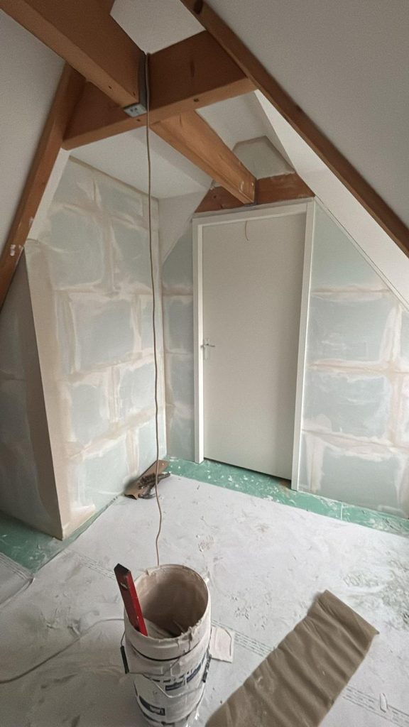 Deur geplaatst met kozijnen in de tussenwand