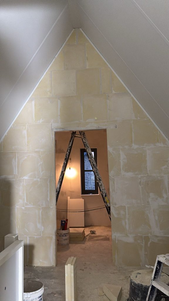 Tussenwand Gipsblokken op zolder (3)
