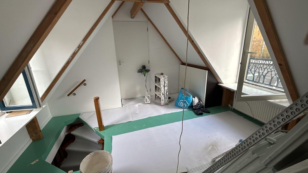 Zolderruimte klaar gemaakt voor tussenwand