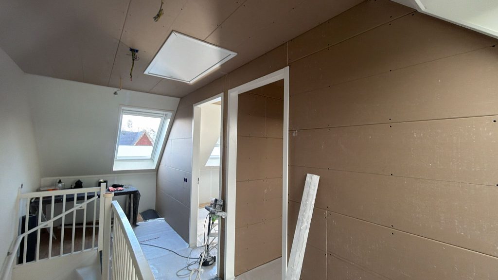 Binnenwand stukplaten geplaatst