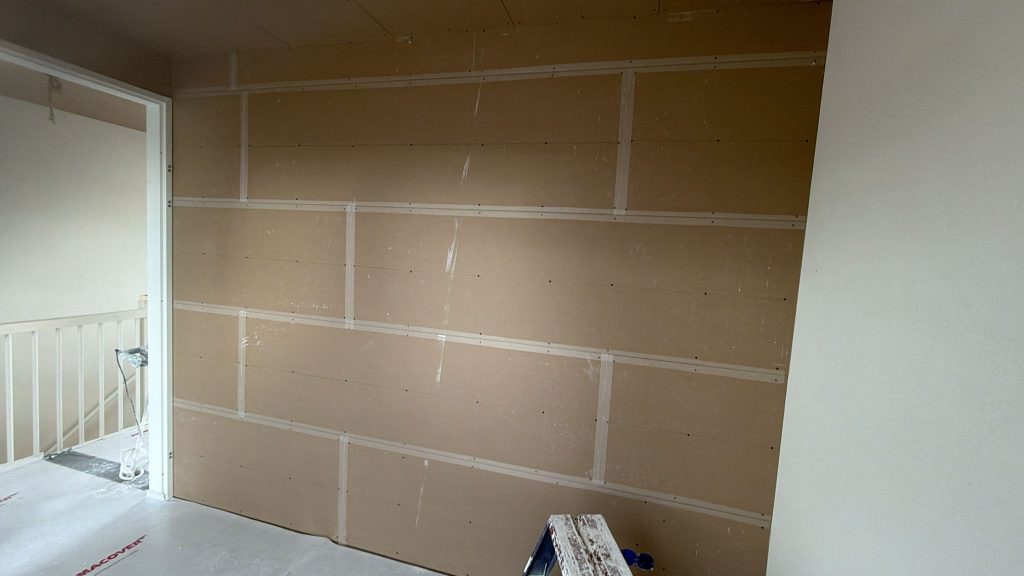 Wanden met gaasband voorkomt scheuren