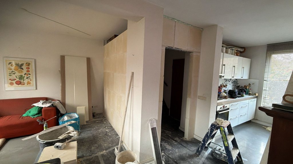 Tussenwand met deur geplaatst trappengat