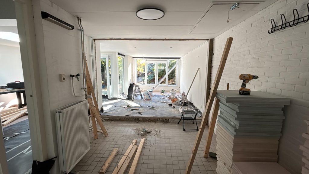 Muur gesloopt om nieuwe tussenwand te plaatsen