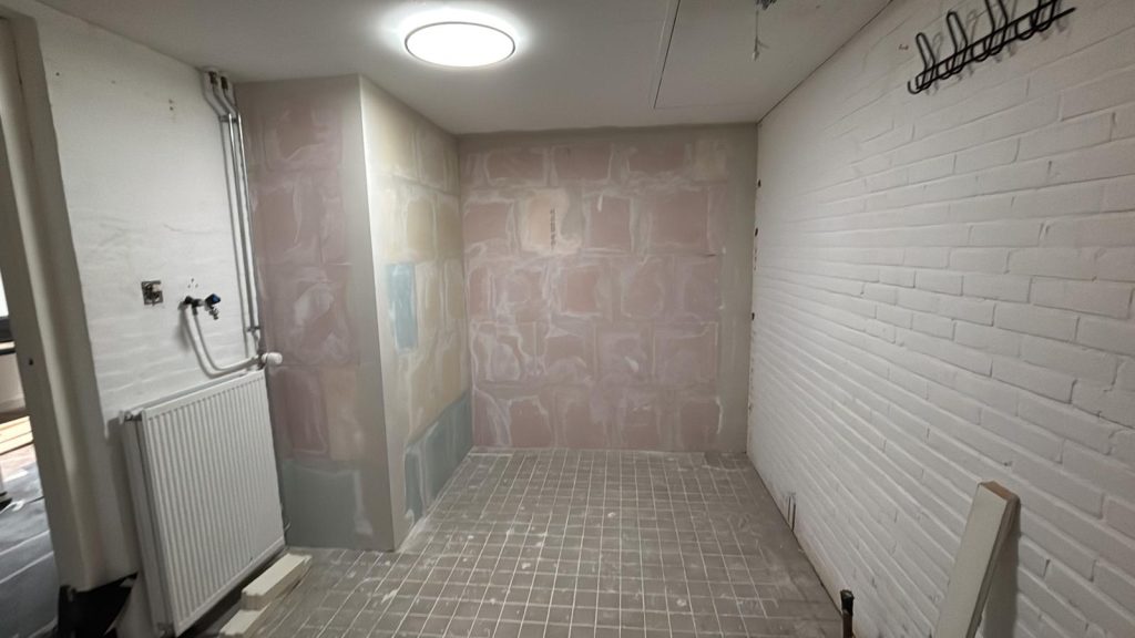 Tussenwand geplaatst in Rotterdam met gipsblokken