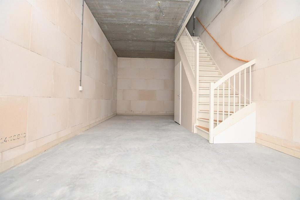 Tussenwand geplaatst in magazijn inclusief trap