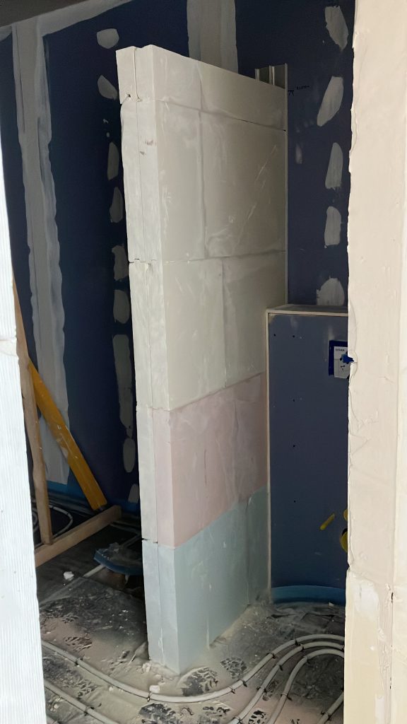 Tussenwand plaatsen in winkel om pashokjes te gaan maken