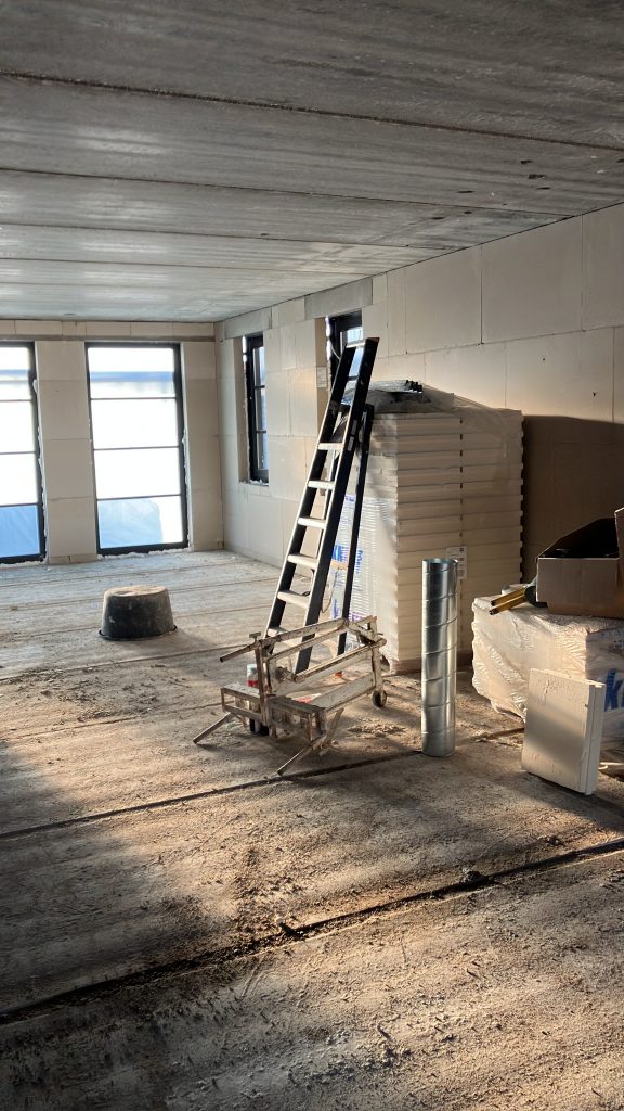 Tussenwanden nieuwbouwwoningen plaatsen voor oplevering