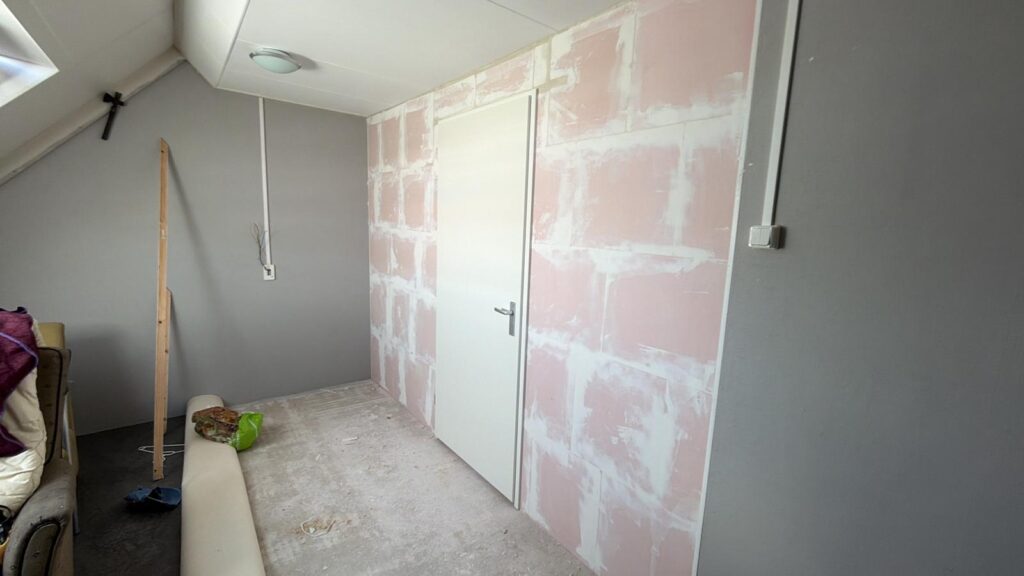 Scheidingswand met deur geplaatst in Zwolle eindresultaat