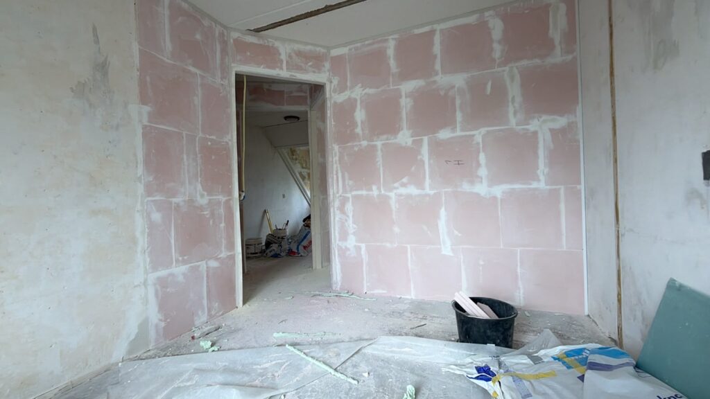Binnenwand met deur behangklaar opgeleverd
