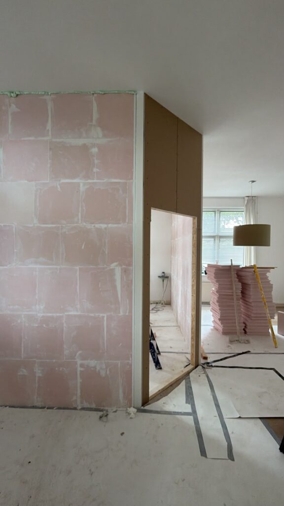 Gipsblokken tussenwand met deurkozijn geplaatst in woning voor nieuwe kamerindeling