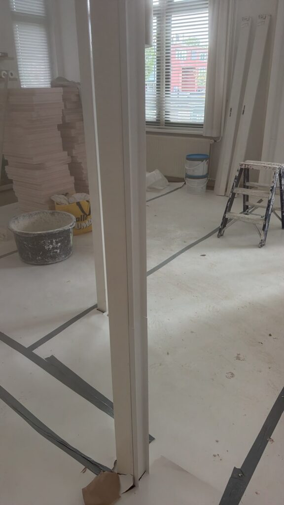 Massieve gipsblokken tussenwand met strakke afwerking gereed voor stucwerk