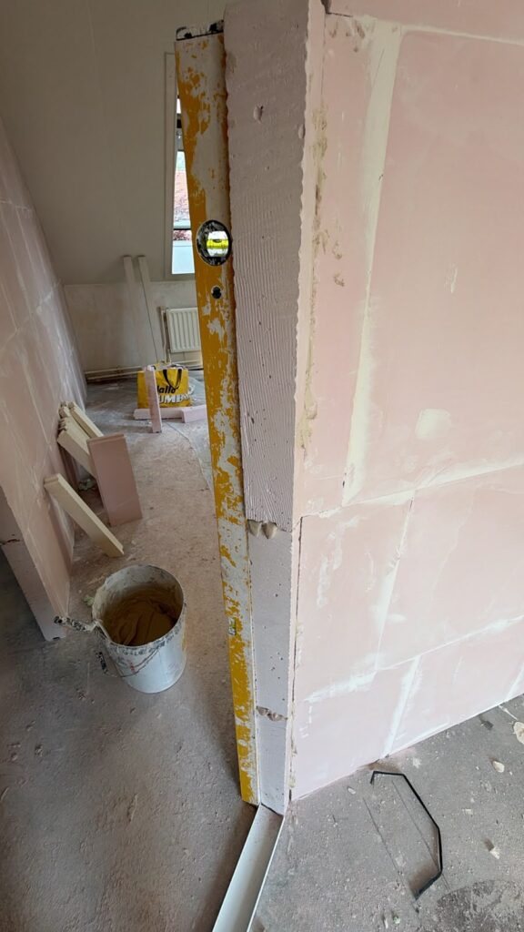 Tussenwand waterpas zetten