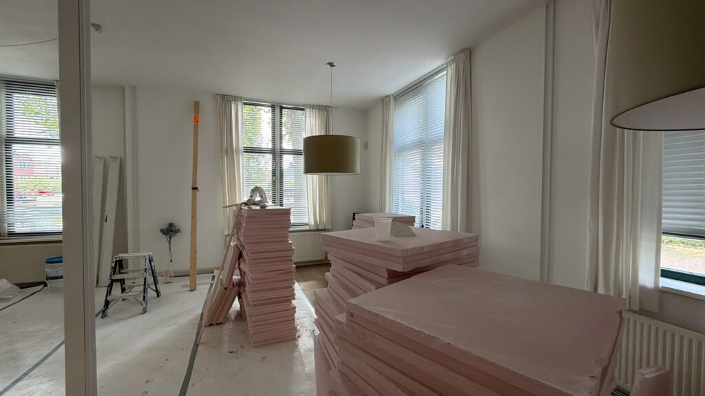 Uprofielen aan de wand gemaatvoerd en gekit