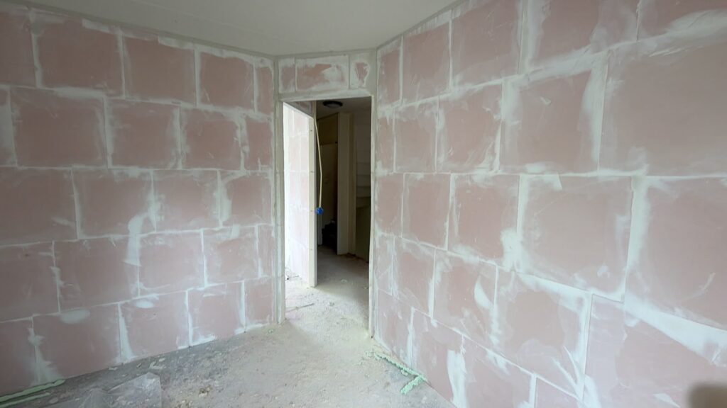 binnenwand met deur geplaatst