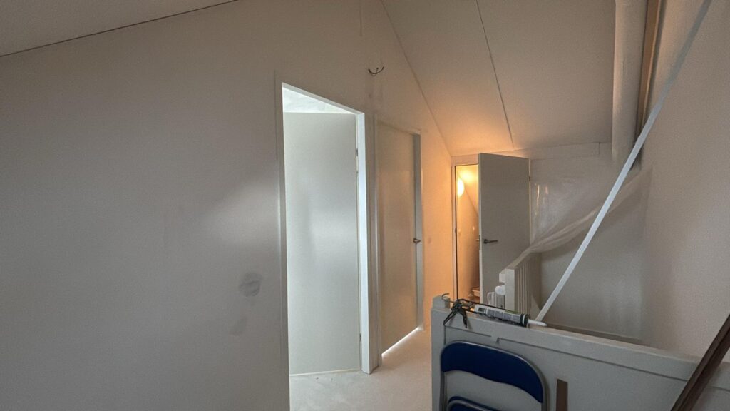 Meerdere slaapkamers op zolder door zolderkamer verbouwen en tussenwand plaatsen