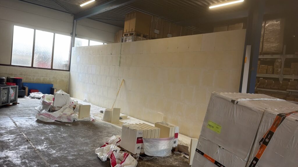 Tussenwand van 10 cm gipsblokken in een loods in Utrecht die de opslagruimte en werkplaats van elkaar scheidt.