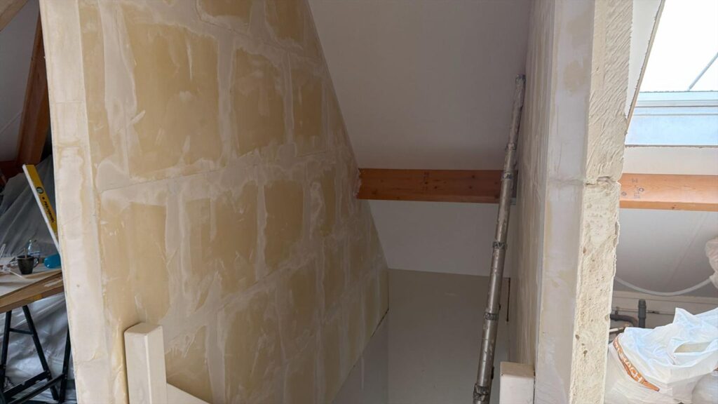 Tussenwand op zolder voor extra slaapkamers gipsblokken 10 cm
