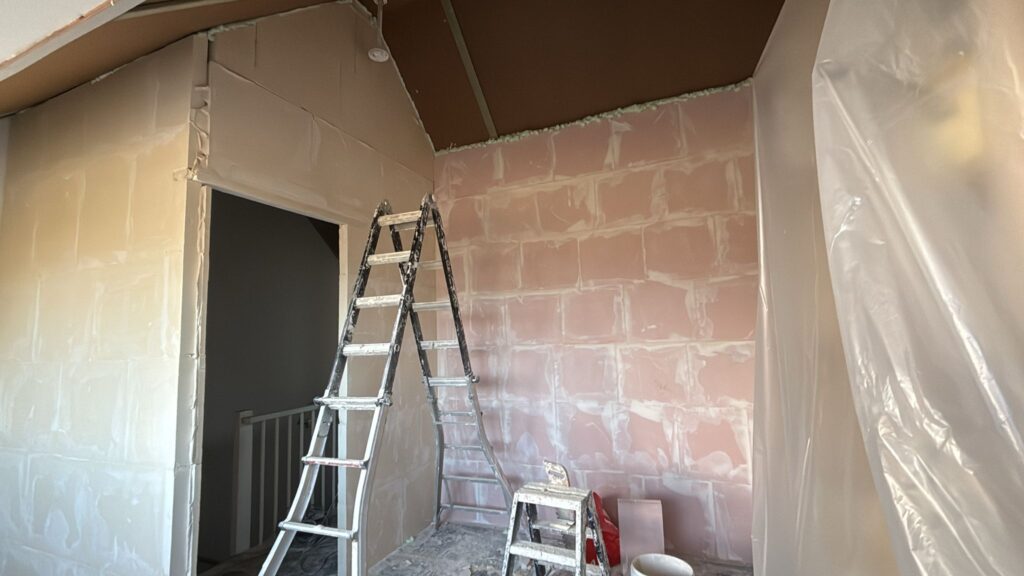 Tussenwand plaatsen op zolder met deur